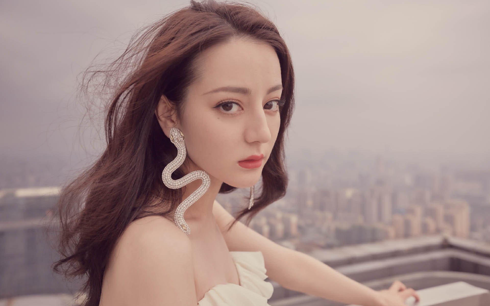 “全力出击！四川省体育馆自由搏击选手激战正酣”