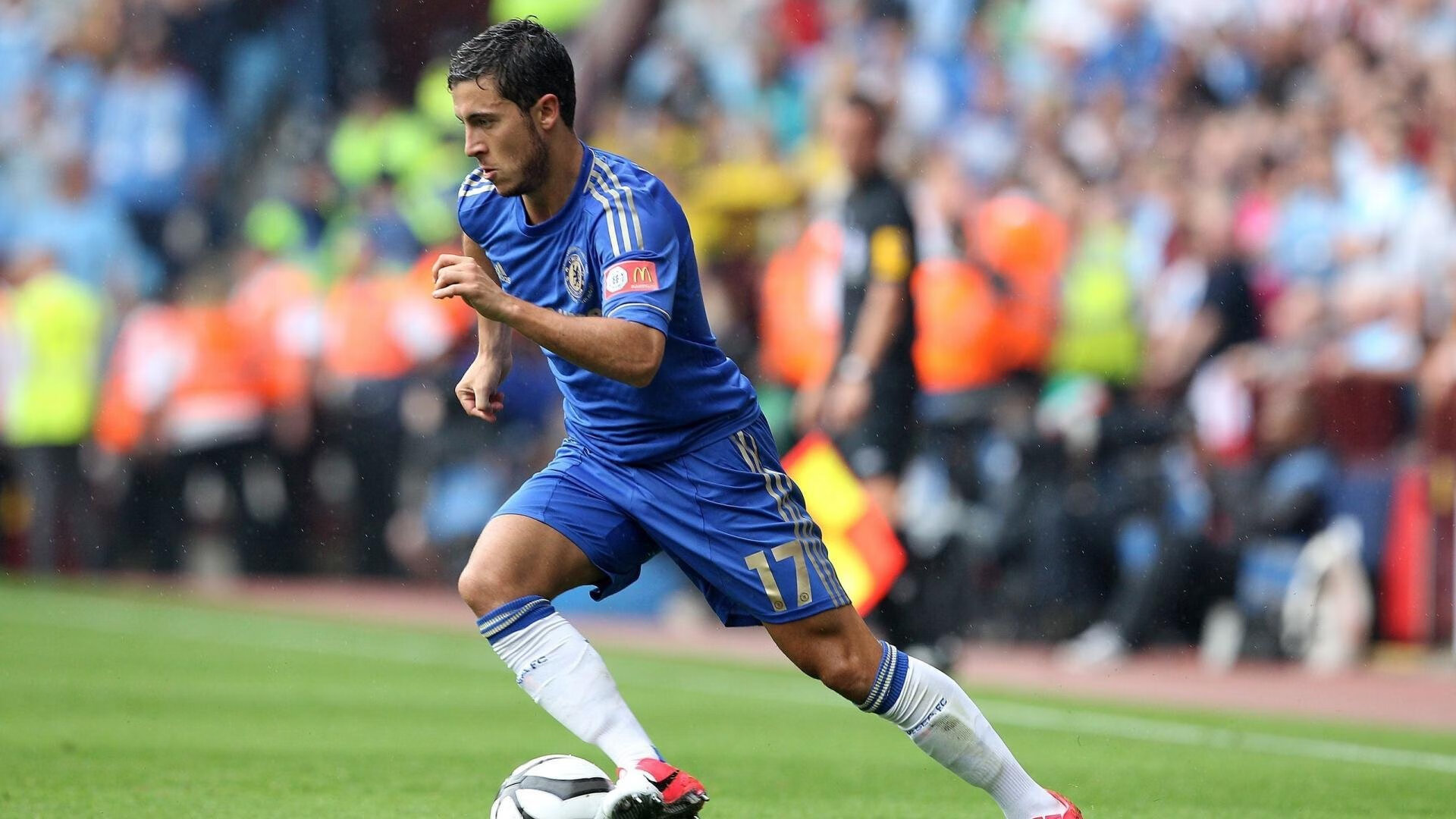 中国足球联赛赛事宣传活动形式多样，足球联赛宣传海报手绘图片